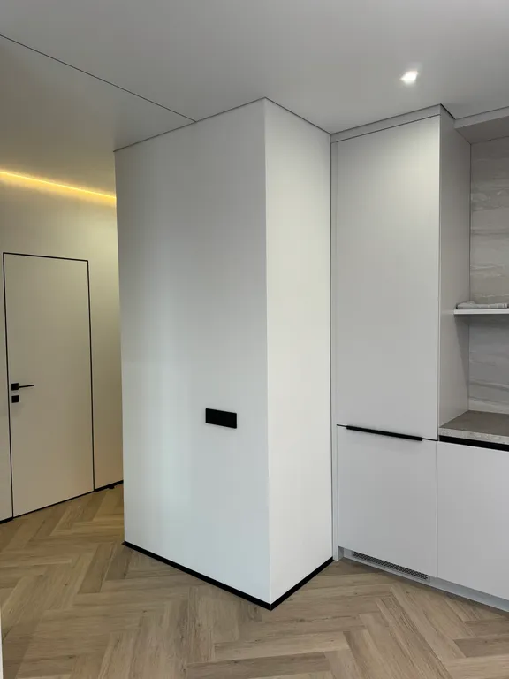 Дизайнерский ремонт с красивым вид из окна