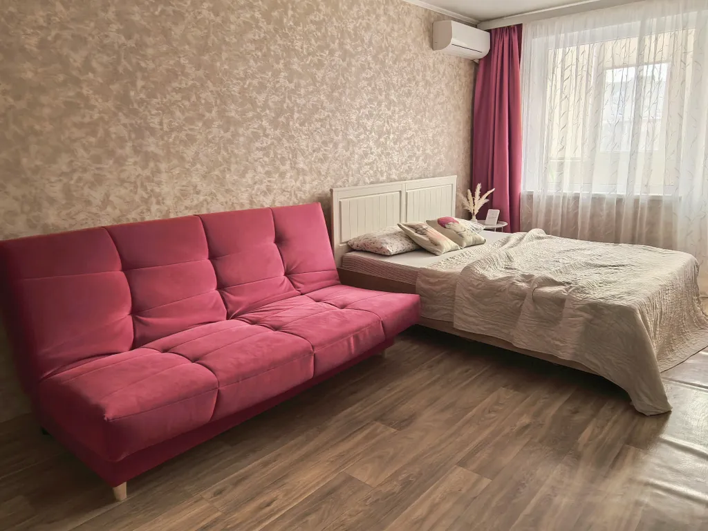 Однокомнатная в брусничных тонах