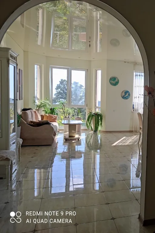 Просторный дом с райским садом на вершине холма с супер видами