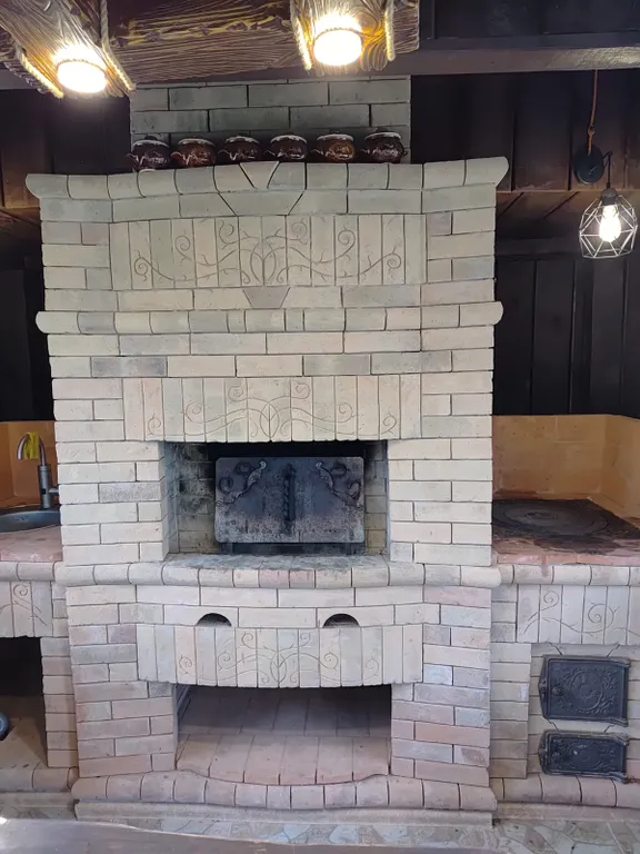 Дом с баней и пирсом на берегу пруда