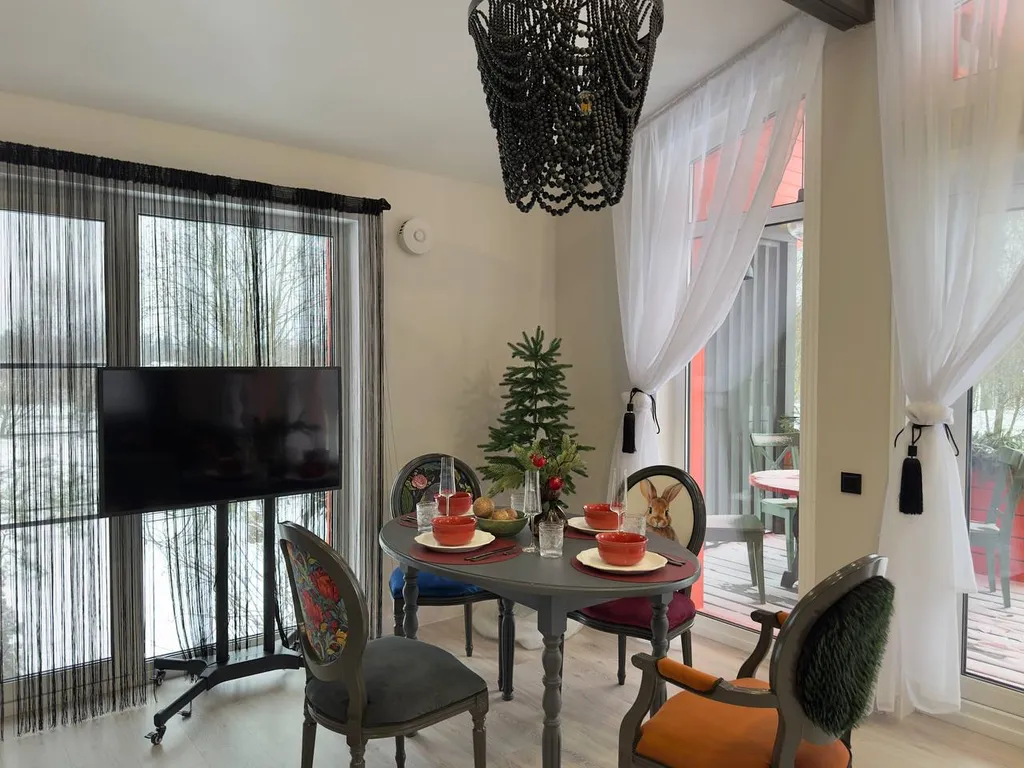 Фотодача с уникальным ярким интерьером для вашего отдыха и настроения