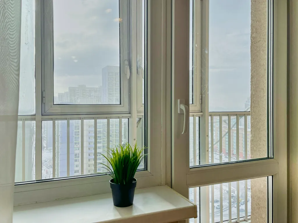 Уютная студия с большой лоджией в доме бизнес-класса