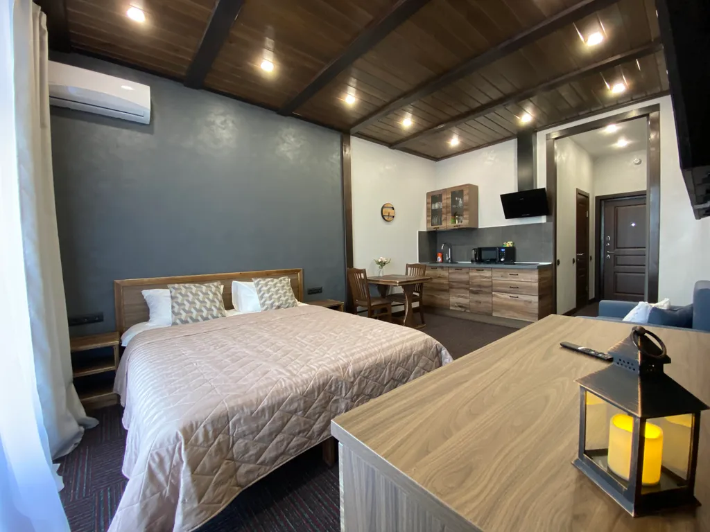 Уютные семейные апартаменты c видом на водоём и горы