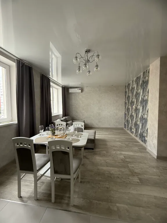 Красивая квартира с панорамным видом на Волгу