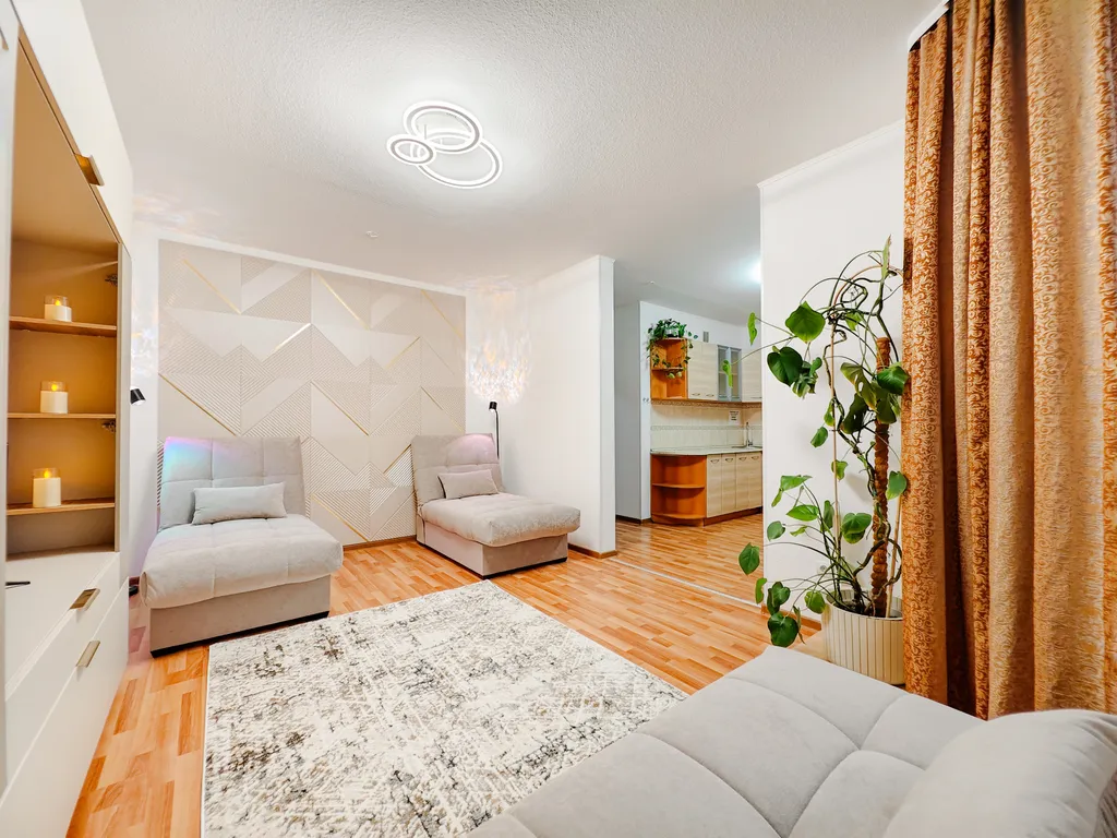 Двухкомнатная/2+1+1+1+1/ Уралмаш/ новостройка /большая кухня/лоджия