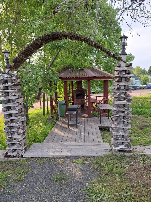 Уютный, комфортный для проживания на берегу озера, в зелени и тишине