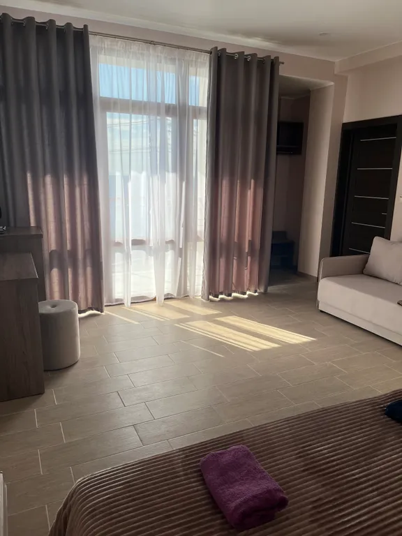 Комната с видом на море бежевая