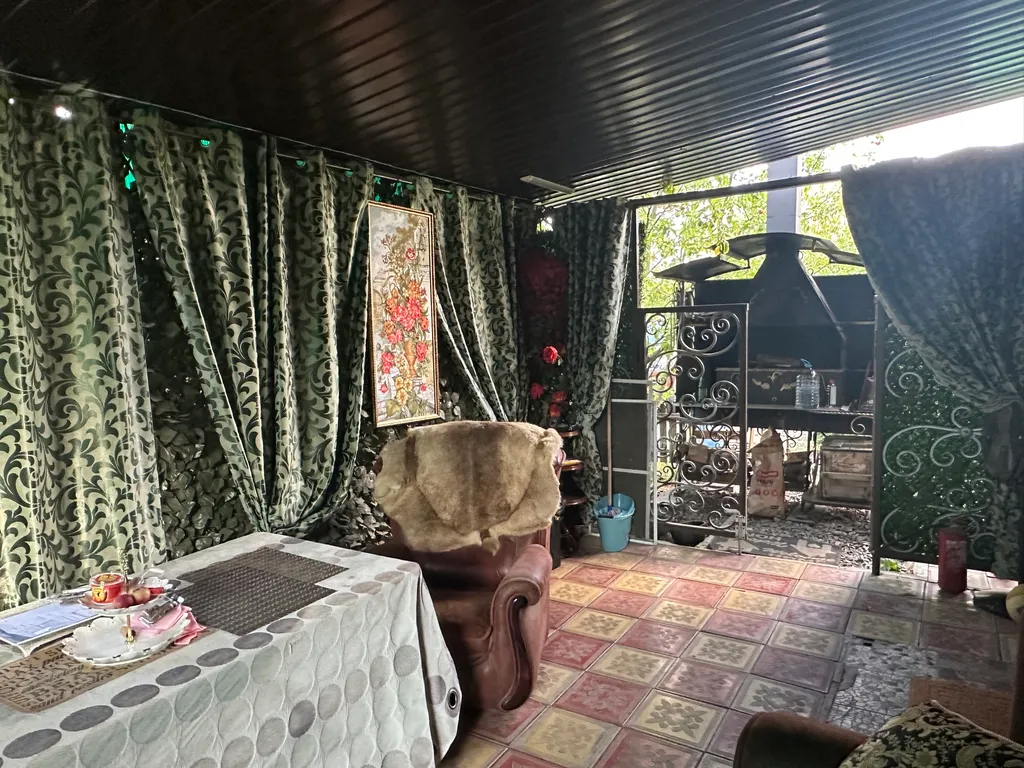 Уютный домик рядом с садом, хвойными деревьями, рядом с тц