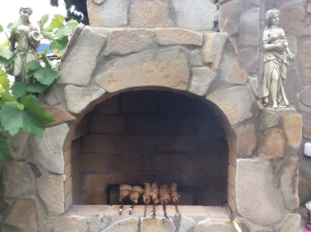 Двухэтажный дом с шикарным уютным двором в самом центре