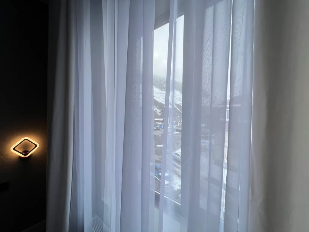 Красивый номер с видом на горы