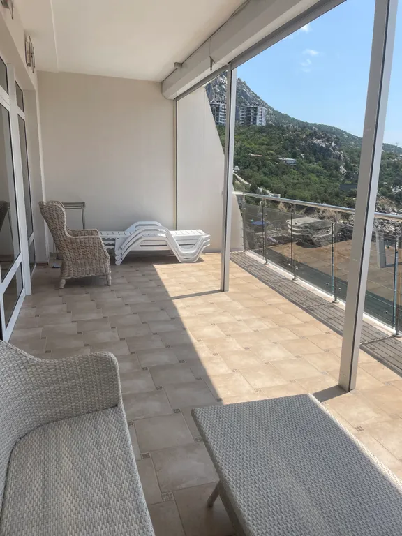 Апарт в Ласпи с террасой, 3 спальни, кухня, у самого моря, для 4-5 человек