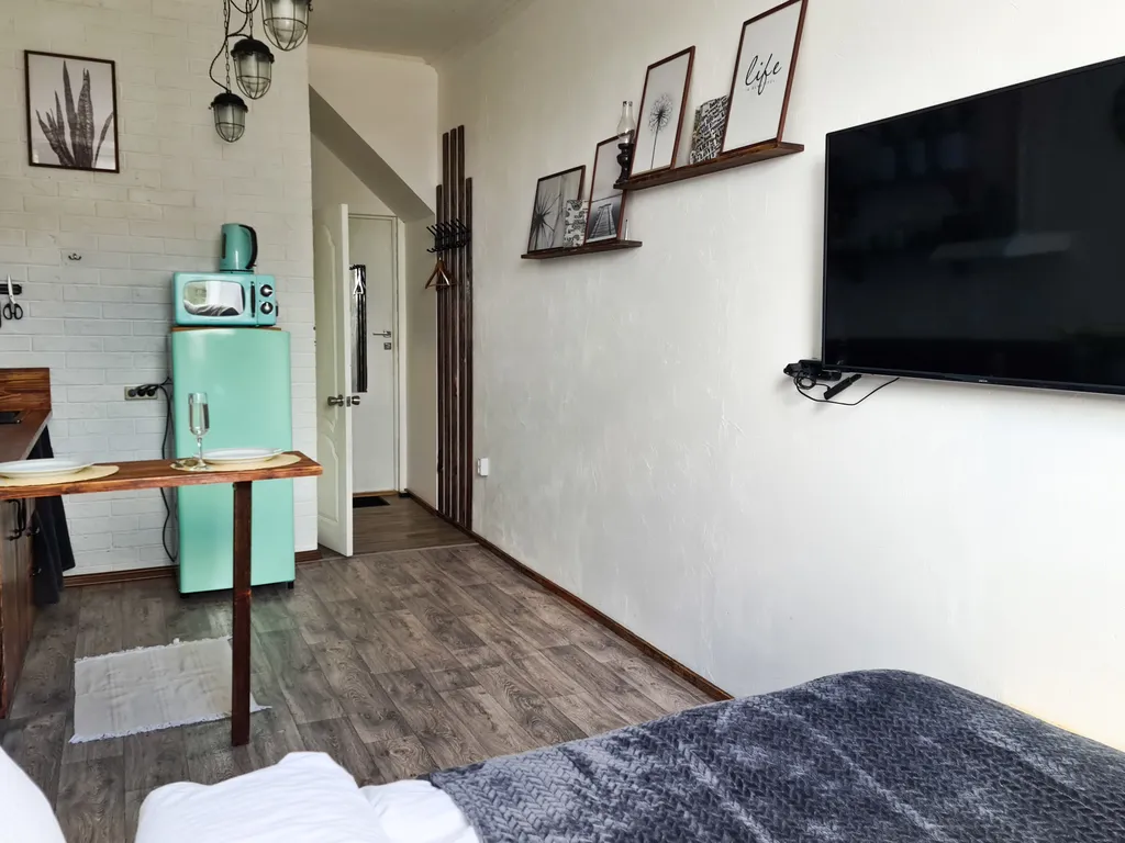 Белая студия напротив ТЦ Солнечный