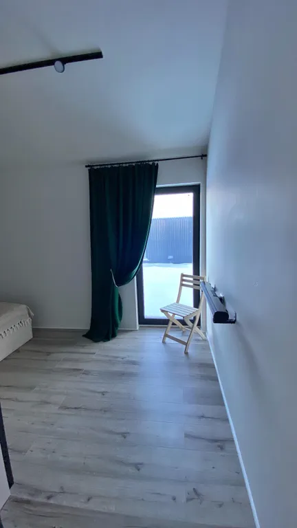 Дом с панорамными окнами и видом на лес