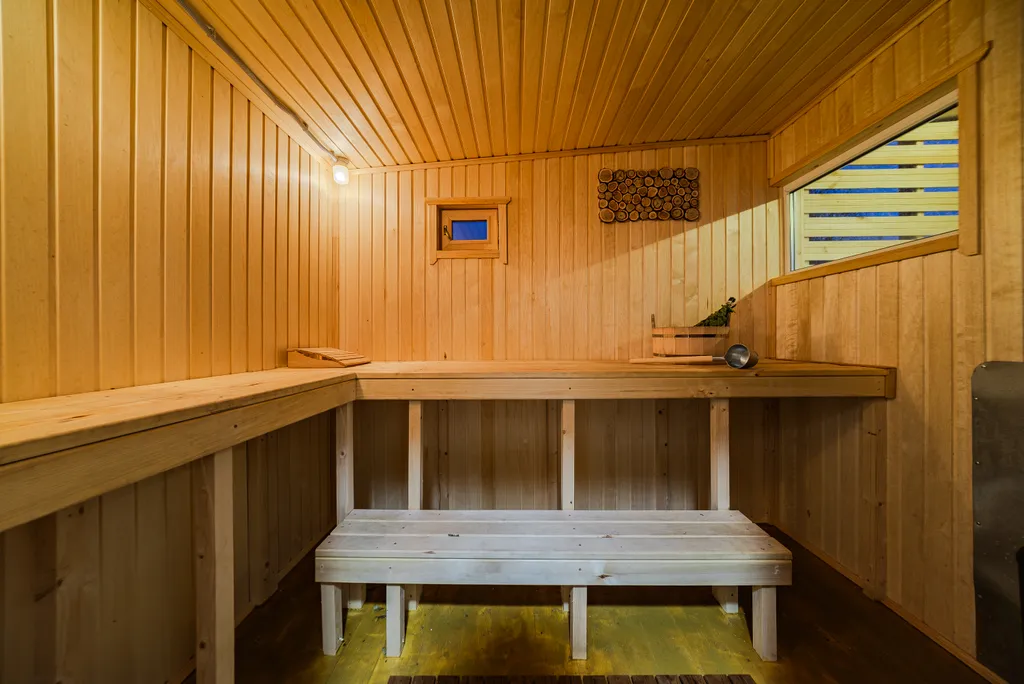 Новый дом с большим столом, кинотеатром, баней