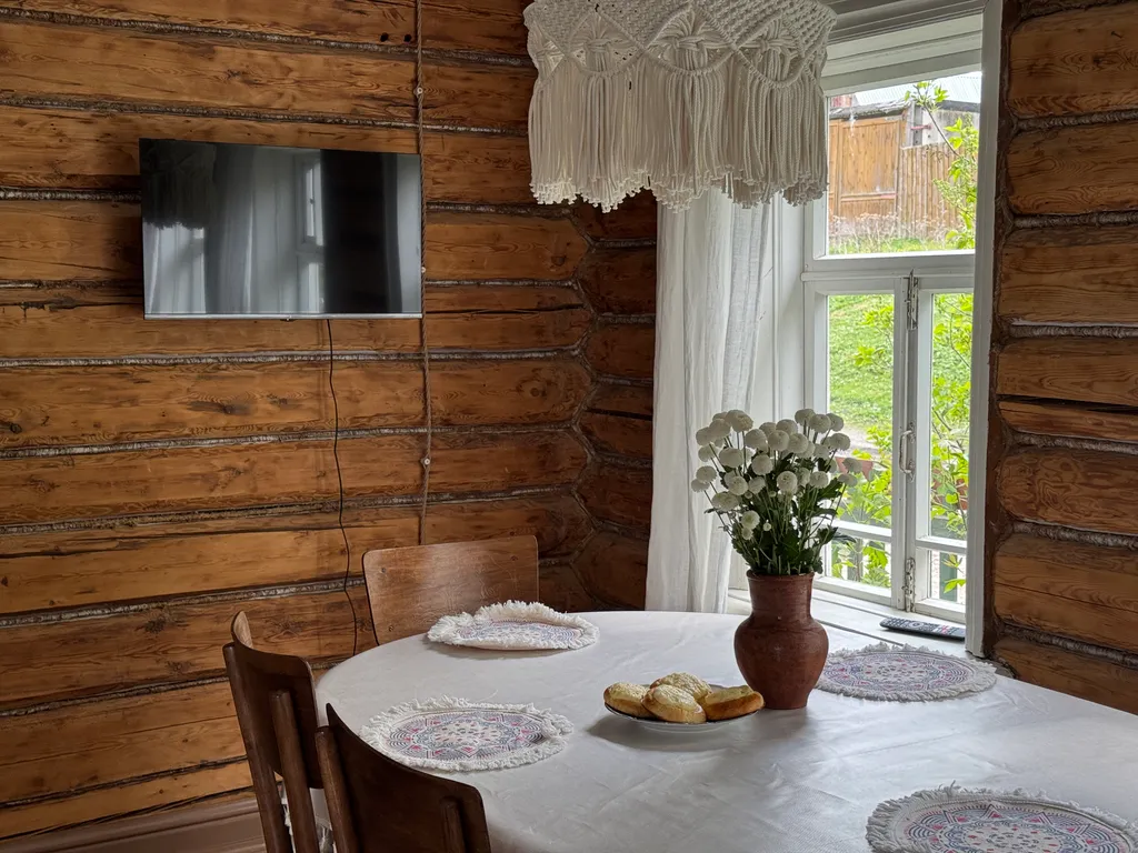 Брeвeнчатaя cтолeтняя изба