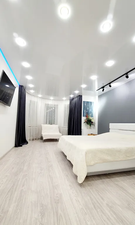 Уютная квартира с панорамными окнами и джакузи