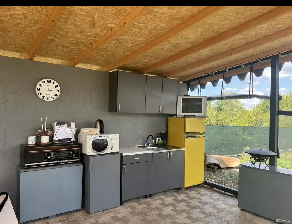 Дачный домик с большой террасой и бассейном