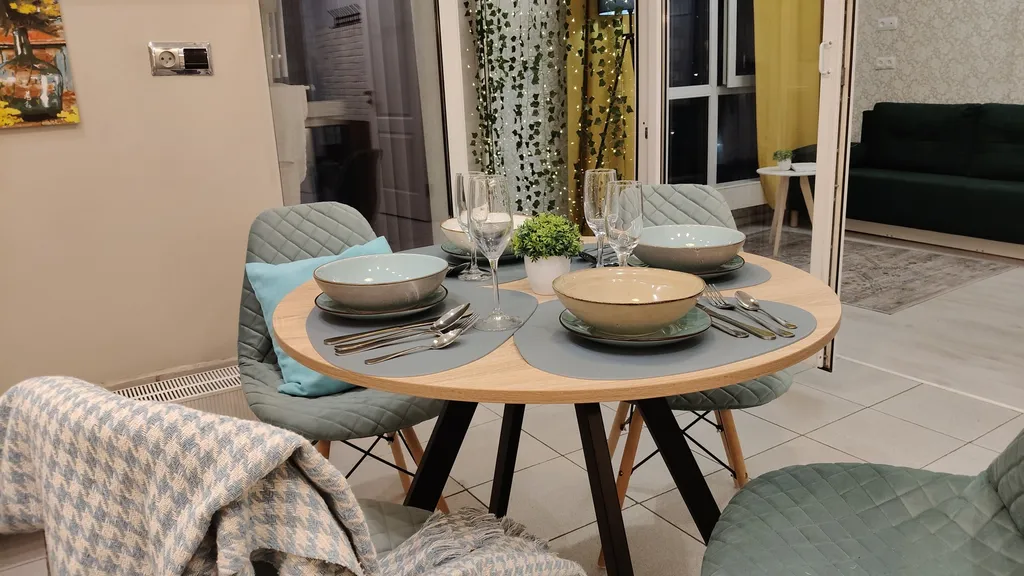 Уютная вместительная квартира с кондиционером краски акварели