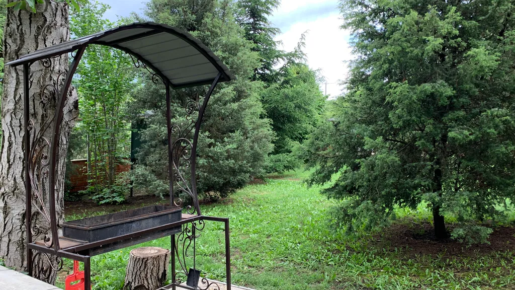 Коттедж Добротный кирпичный дом со своим двором в усадьбе Можжевеловый дворик — Айвовое