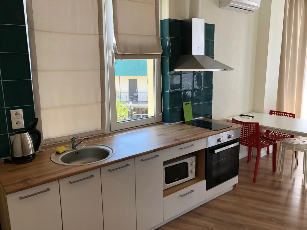 Семейные апартаменты с балконом №02 на 5 человек