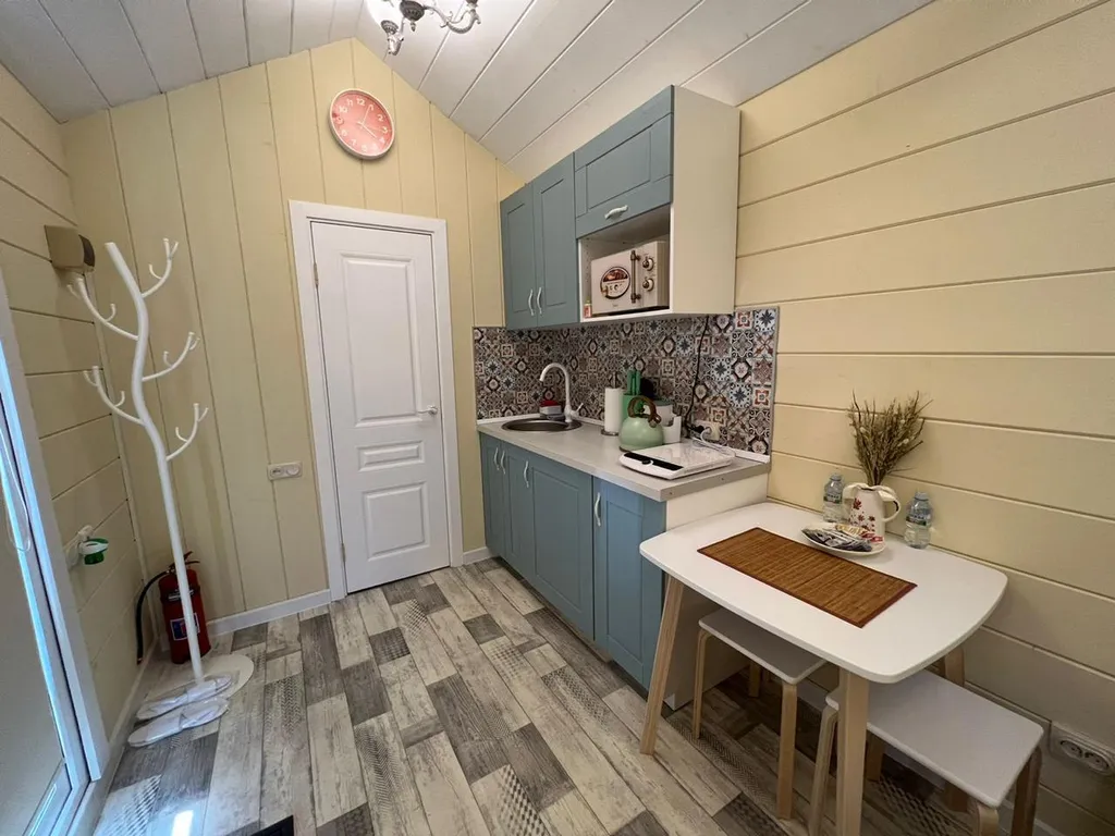 Желтый домик в лесу на Живописной улице