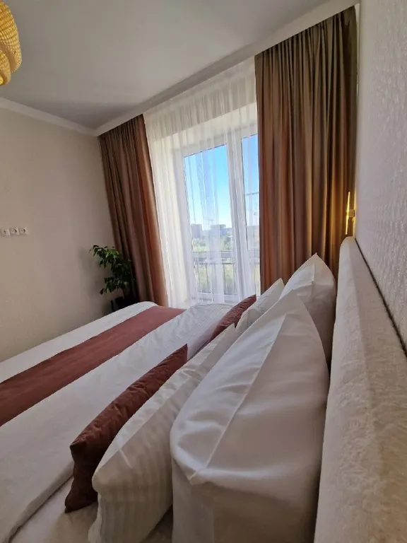 Апартамент с панорамными окнами и очками виртуальной реальности