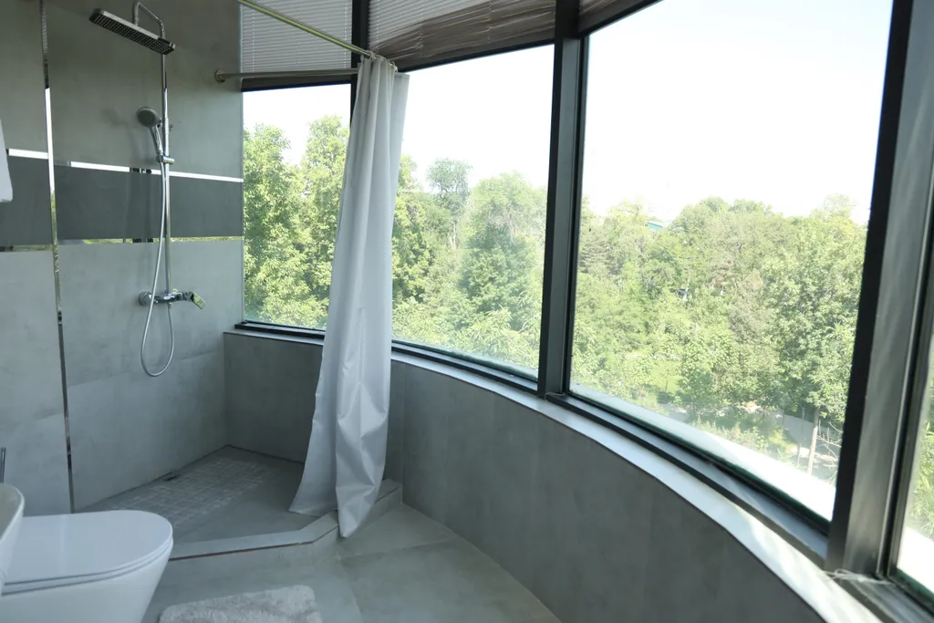 Двухкомнатный номер с king-size кроватью и диваном в гостиной