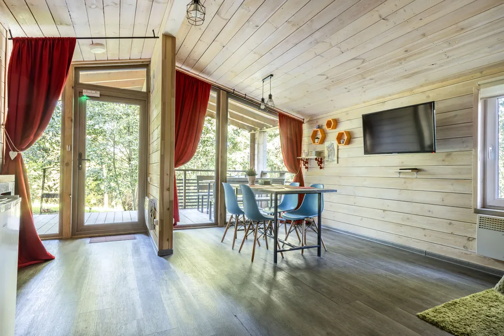 Деревянный дом у озера Кипень