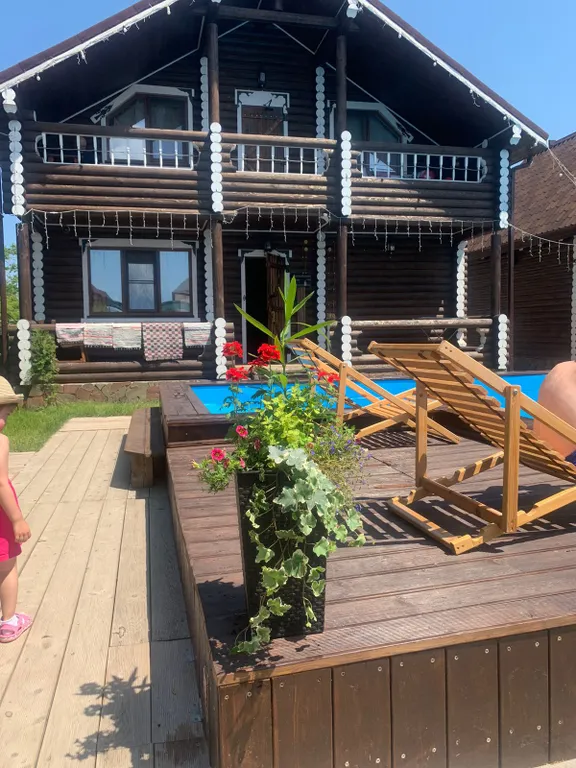 Сруб большой второй этаж с балконом и видом на бассейн
