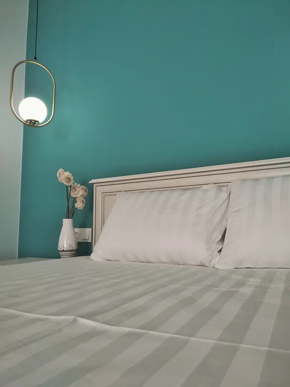 У метро рядом с центром