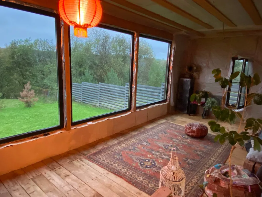 Дом у реки с видом на лес