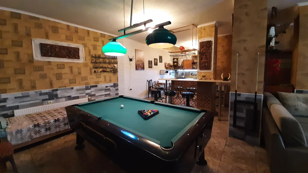 Дом с бассейном недалеко от моря