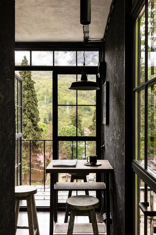 Домик на лесном склоне с видом на горы