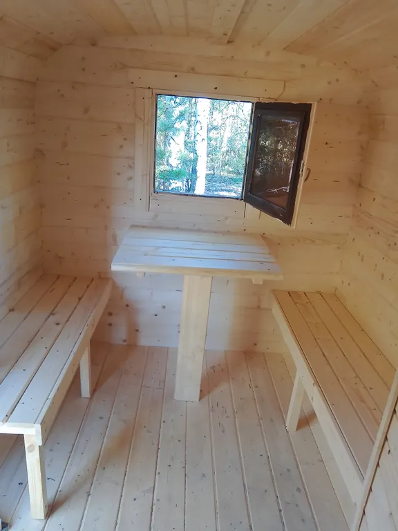 Гео купол в лесу на берегу озера Увильды