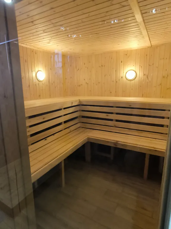 Современный коттедж в пригороде с баней и горячим чаном