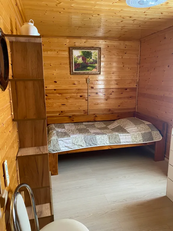 Уютный дом на берегу реки