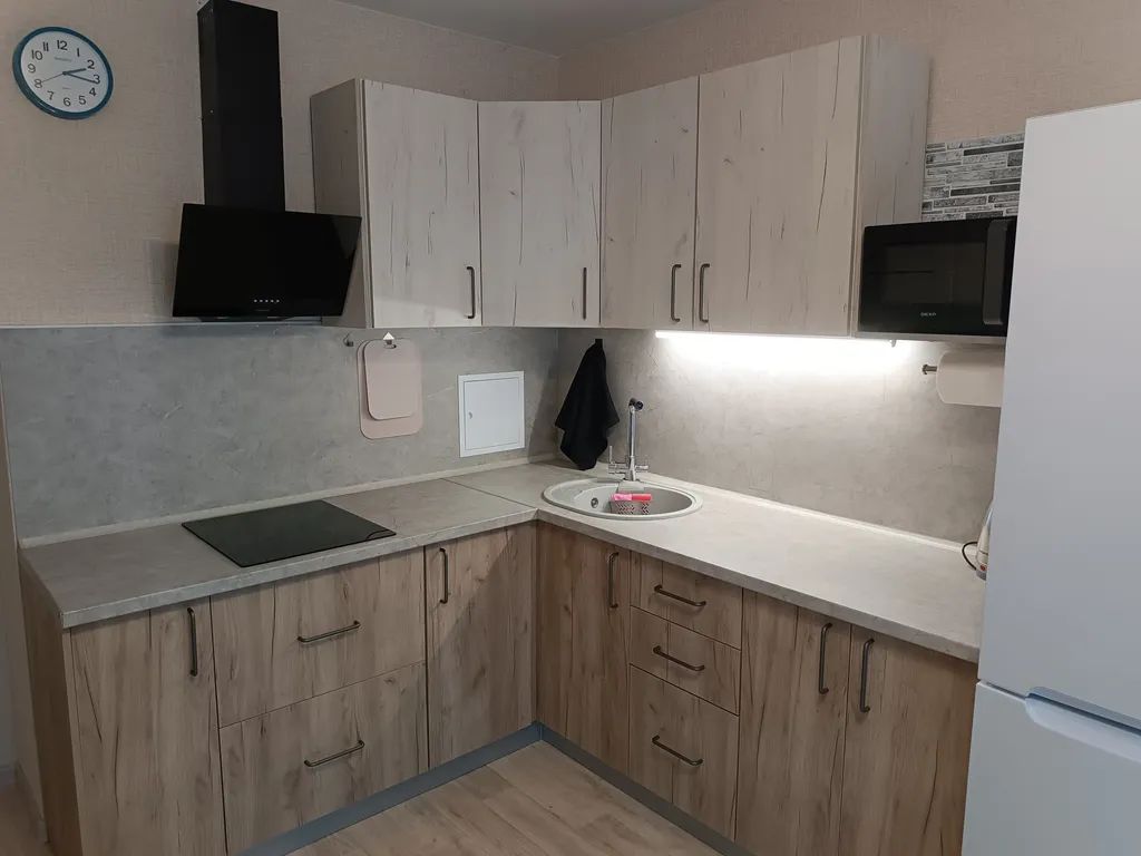 Новая квартира с видом на бухту, Маркхотскийй хребет и гору Колдун