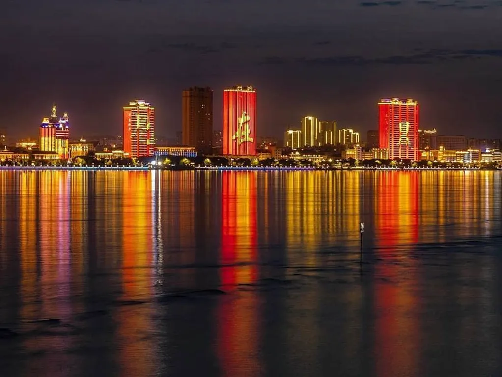 Евродвухкомнатная квартира на набережной с видом на Китай