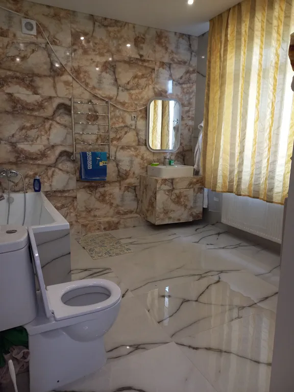 Резиденция в деревне в окружении леса