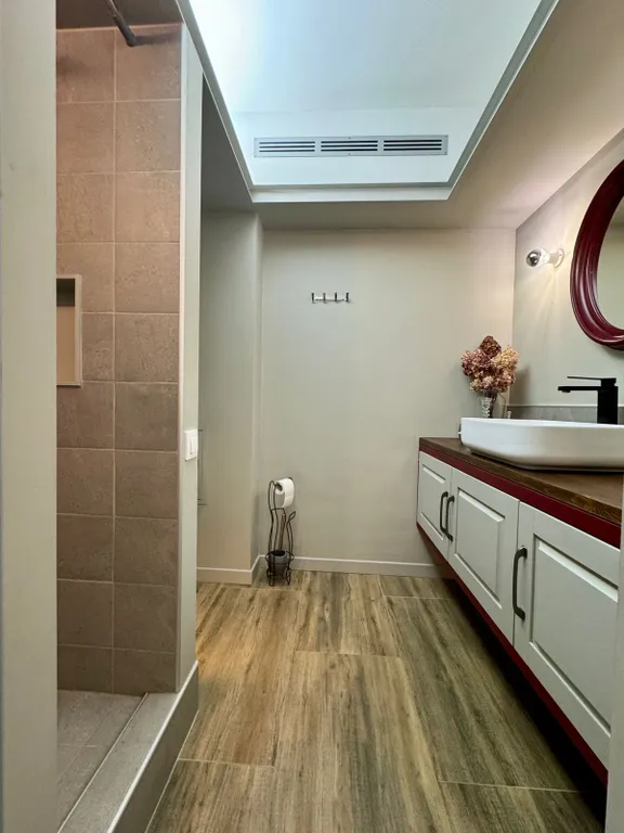 Двухуровневая квартира на набережной для большой компании