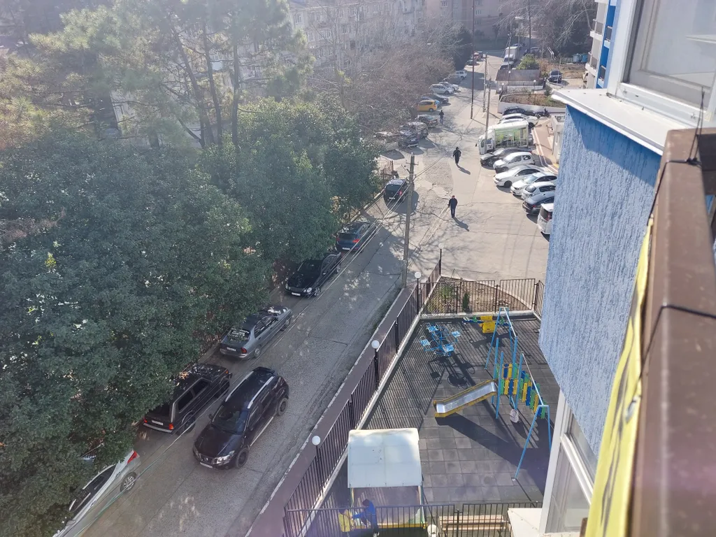 Уютная квартира с отдельной спальней с видом на сосны