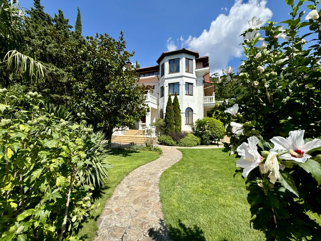 Шикарный дом в заповедной зоне в Ялте