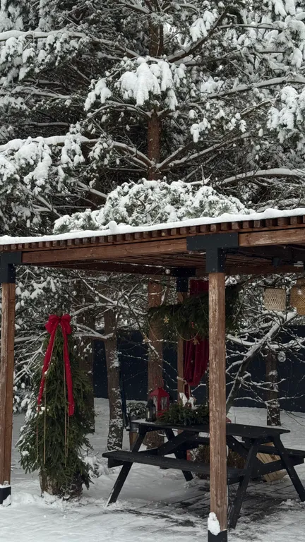 Скандинавский дом с ванной внутри и видом на лес