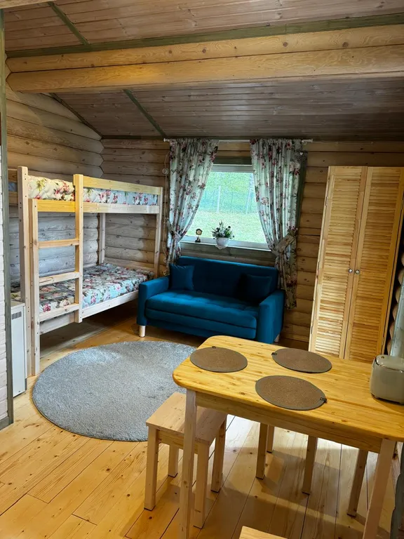 Дом с верандой из бревна у озера