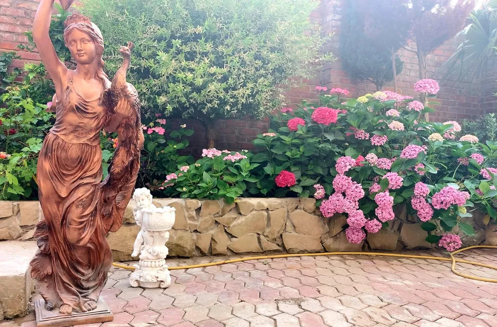 Уютный этаж с видом на сад и внутренним двориком