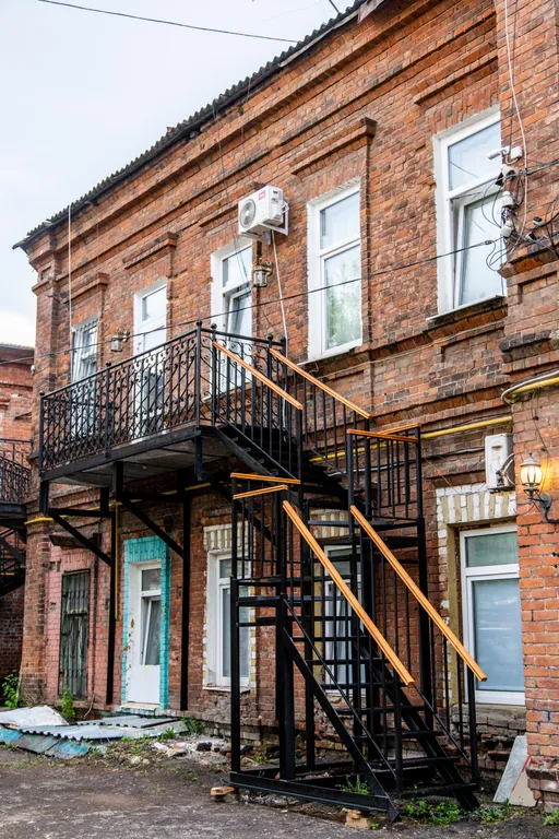 Романтическая студия с камином и балконом в старинном особняке