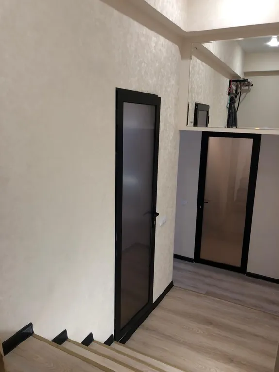 Стильная квартира-студия с большими окнами