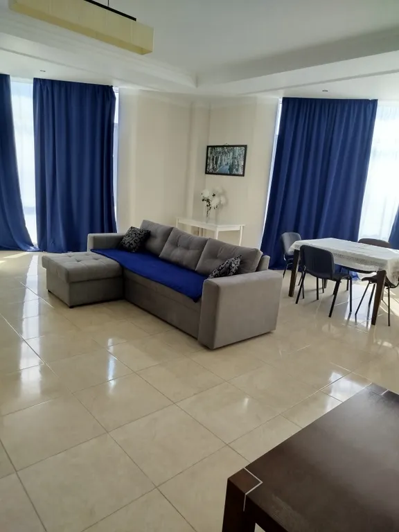 Огромная квартира с бассейном и видом на море