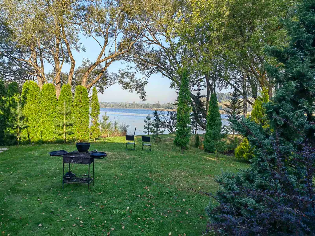 Дом в тихом и живописном месте на берегу озера