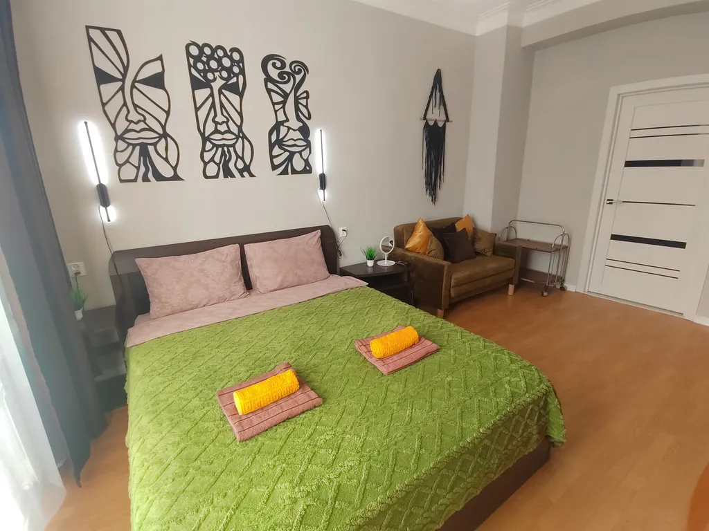 Трёхкомнатная квартира с раздельными комнатами, балконом в центре